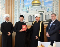 Муфтий Шейх Равиль Гайнутдин вручил дипломы первым выпускникам Исламского колледжа Московской области 