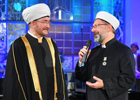 سماحة المفتي يقلّد وسام " الفخر" لفضيلة الشيخ الدكتور علي ارباش 