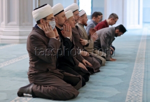 Мусульман Москвы призвали не молиться на улице. Репортажи СМИ из Московской Соборной мечети