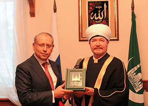 Муфтий Шейх Равиль Гайнутдин провёл встречу с чрезвычайным и полномочным послом Египта в России Назихом Эльнаггари. 