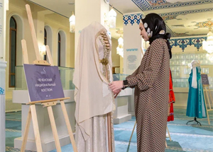 «Хиджаб - моя гордость».  В Московской Соборной мечети проходит выставка национальных костюмов мусульманских народов