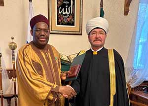 Муфтий Шейх Равиль Гайнутдин наградил посла Нигерии Абдуллахи Иибаиквал Шеху медалью «За духовное единение»