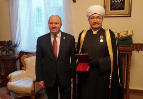 مينيخانوف يمنح سماحة المفتي وسام الذكرى الـ 100 لتأسيس جمهورية تتارستان
