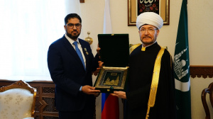 سماحة المفتي يمنح وسام " الفخر" لسعادة السفير الاماراتي الدكتور محمد أحمد الجابر 