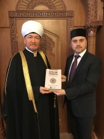 سماحة المفتي يتسلم كتاب المعايير الشرعية للمؤسسات المالية الإسلامية باللغة الروس
