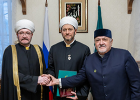رئيس الإدارة الدينية لمسلمي جمهورية دونيتسك الشعبية يقلّد الدكتور ضمير محي الدينوف وسام الأمة الإسلامية في الدونباس