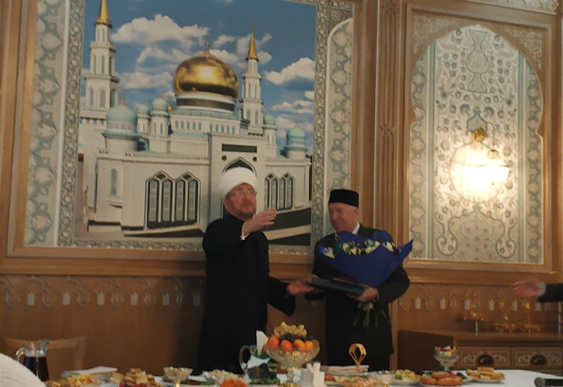 Муфтий Шейх Равиль Гайнутдин наградил Амира Нежметдинова высшей наградой мусульман России
