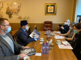 الدكتور روشان عباسوف يلتقي بالوزير المستشار في سفارة فنلندا في روسيا ميريا لاختين 