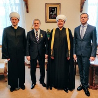 سماحة المفتي يقلّد الممثل المفوض للرئيس الروسي في شمال القوقاز وسام الاستحقاق