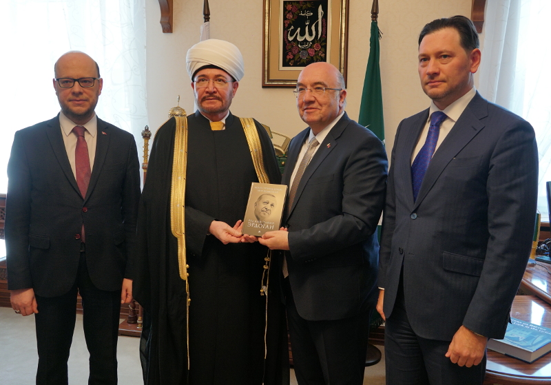 Mufti Sheikh Ravil Gainutdin meets Turkish Ambassador Mehmet Samsar