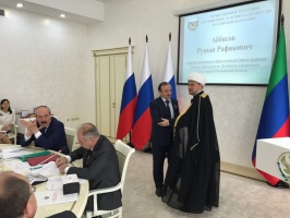عباسوف يقلد رئيس بعثة الحج في روسيا ميدالية الاستحقاق  