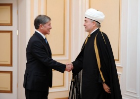 Муфтий Шейх Равиль Гайнутдин поздравил Президента Кыргызской Республики Атамбаева А.Ш. с днем рождения
